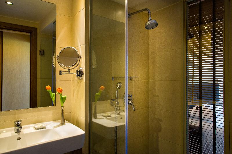 エクゼクティブルーム, The Athens Gate