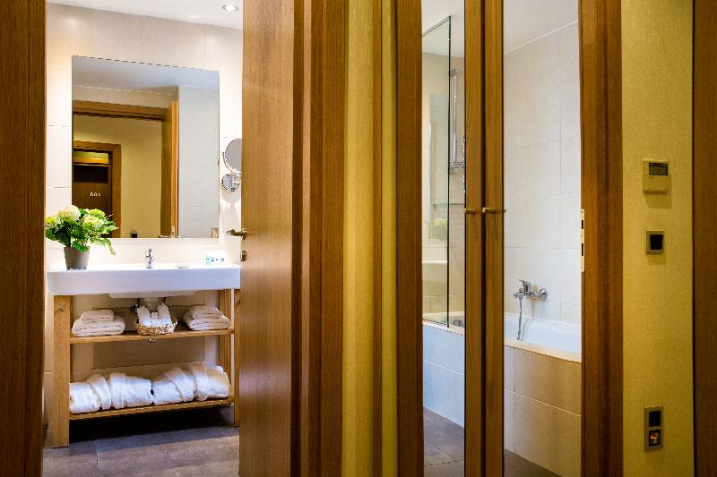 スタンダードルーム, The Athens Gate