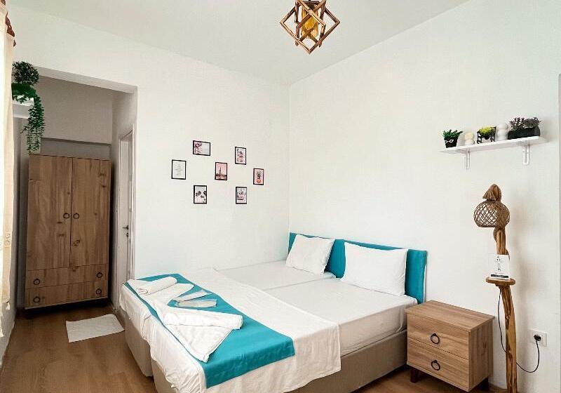 スーペリアトリプルルーム, The Athens Gate