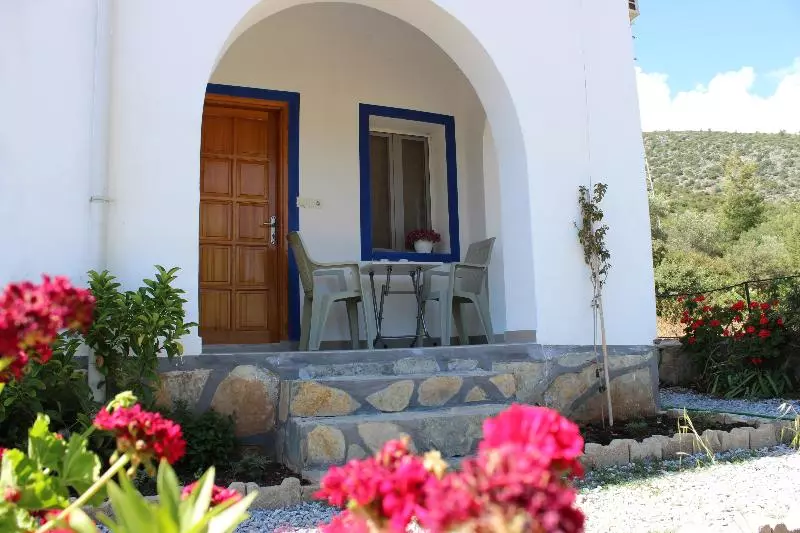 اتاق سوپریور سه تخته, The Athens Gate
