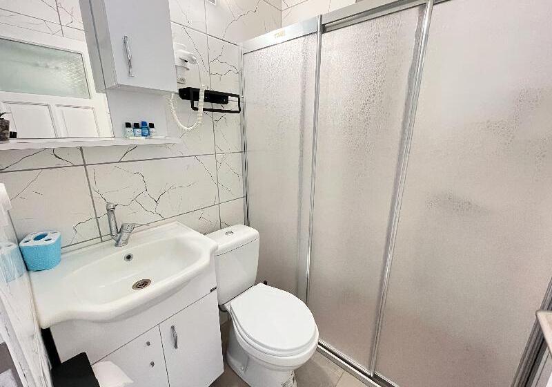 スーペリアトリプルルーム, The Athens Gate