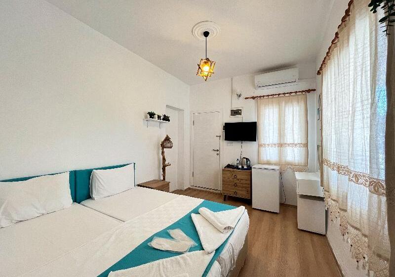 スーペリアトリプルルーム, The Athens Gate