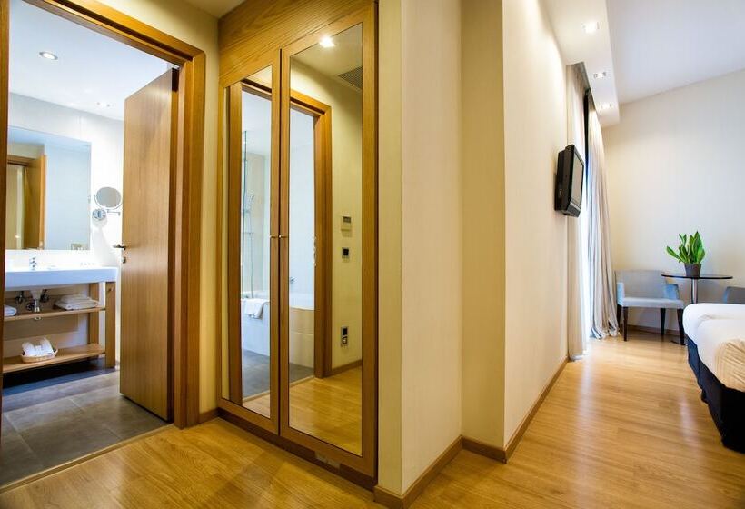 スタンダードルーム, The Athens Gate