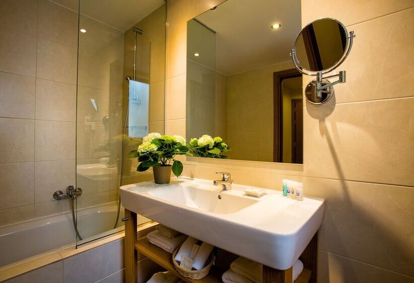 スタンダードルーム, The Athens Gate