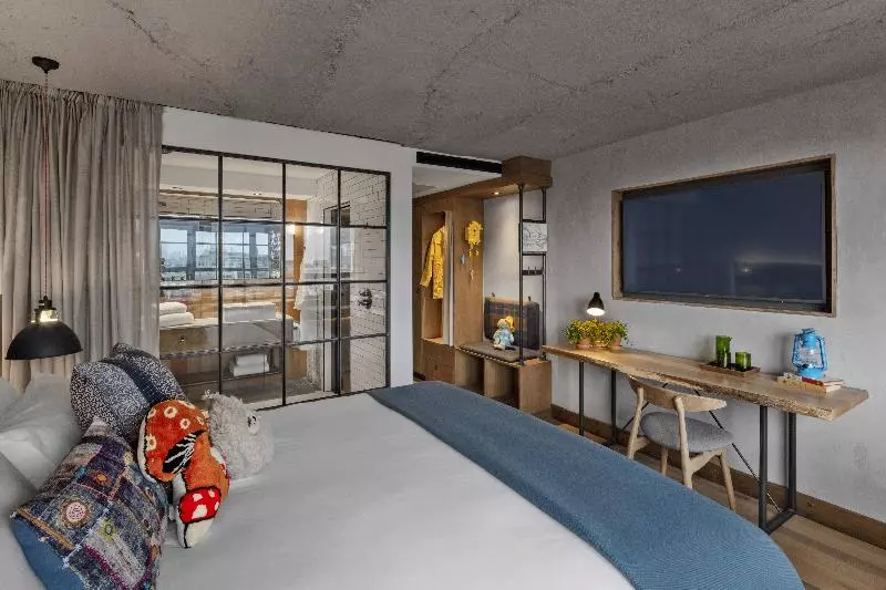 Standard Room King Size Bed, Treehouse Hotel London
