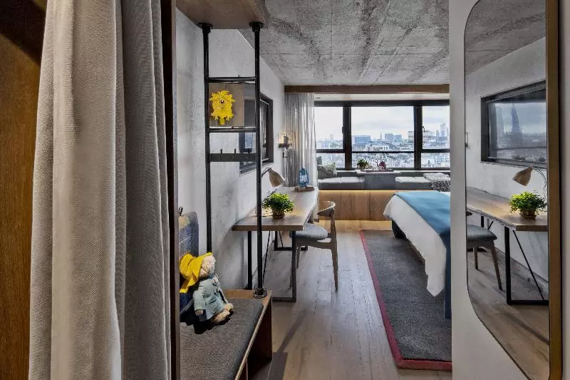 Standard Room King Size Bed, Treehouse Hotel London
