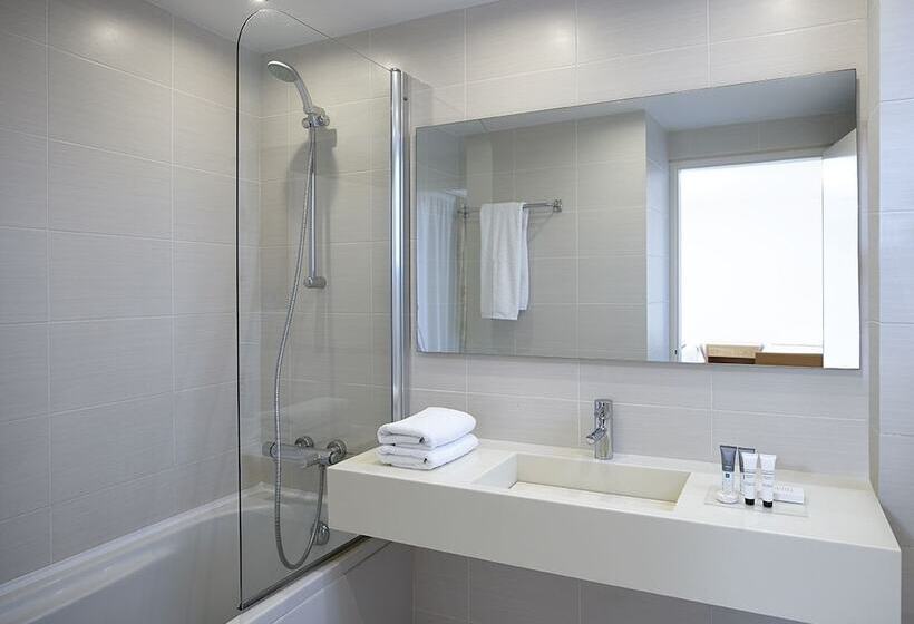 חדר קלאסי לשלושה, Amarilia