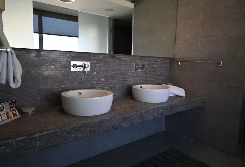 سوئیت پنت هاوس, Angela Downtown