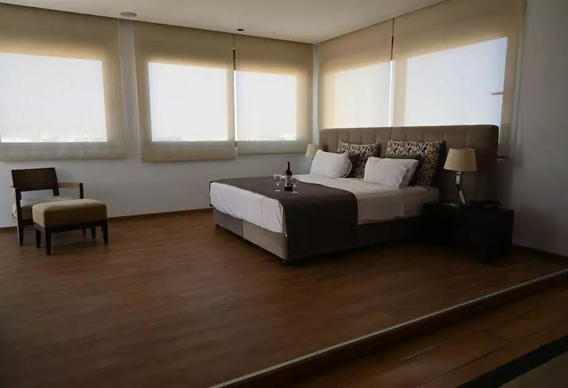 سوئیت پنت هاوس, Angela Downtown