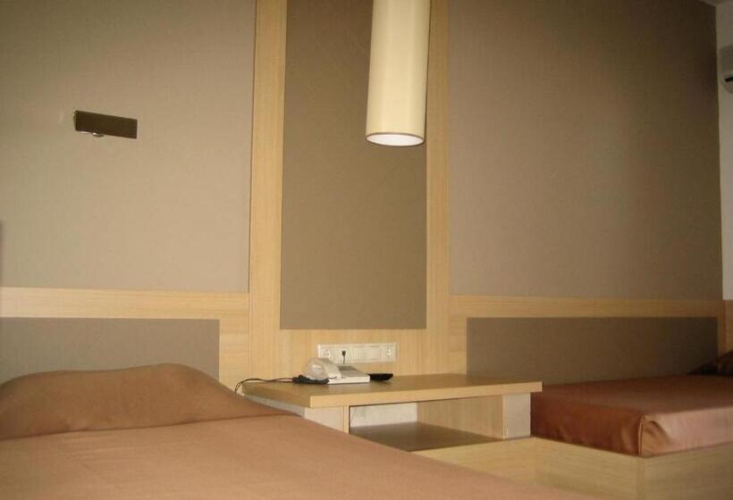 חדר סטנדרט לשלושה, Arxhontiko Chris & Eve