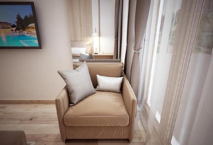 חדר דלוקס, Arxhontiko Chris & Eve