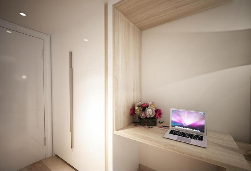 חדר דלוקס, Arxhontiko Chris & Eve