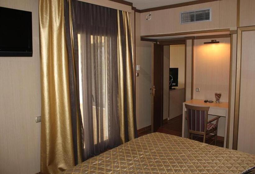 סוויטה דלוקס, Arxhontiko Chris & Eve