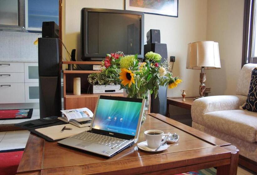 סוויטה נשיאותית, Arxhontiko Chris & Eve