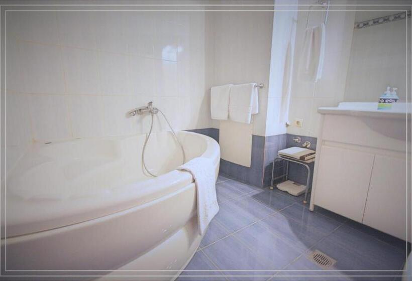 סוויטה נשיאותית, Arxhontiko Chris & Eve