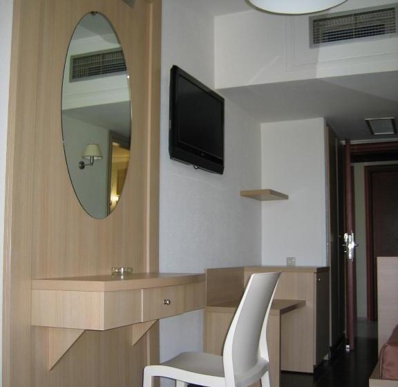 חדר סטנדרט, Arxhontiko Chris & Eve