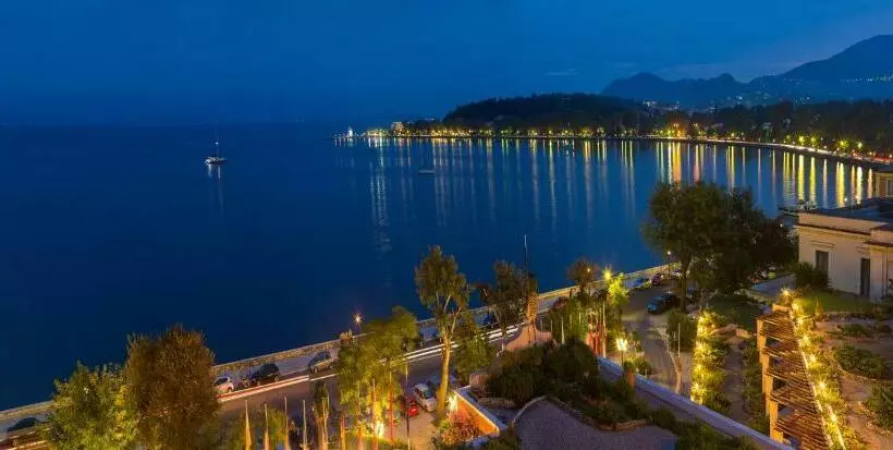 اتاق سوپریور با چشم‌انداز دریا, Corfu Palace