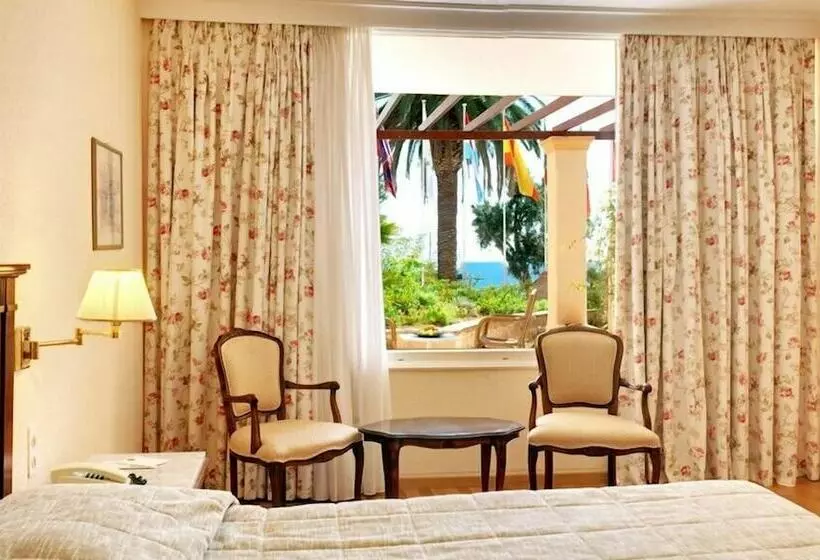 اتاق سوپریور با چشم‌انداز دریا, Corfu Palace