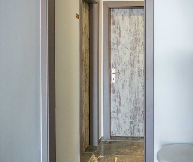 חדר משפחתי, Cyclades