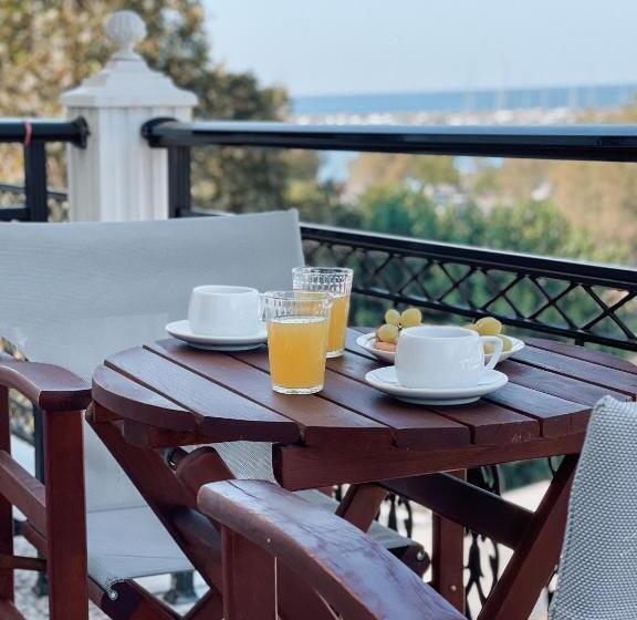 اتاق لوکس با چشم‌انداز دریا, Eleni