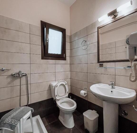 اتاق لوکس با چشم‌انداز دریا, Eleni