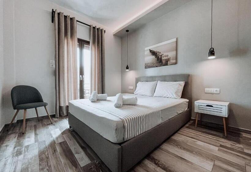 اتاق لوکس با چشم‌انداز دریا, Eleni