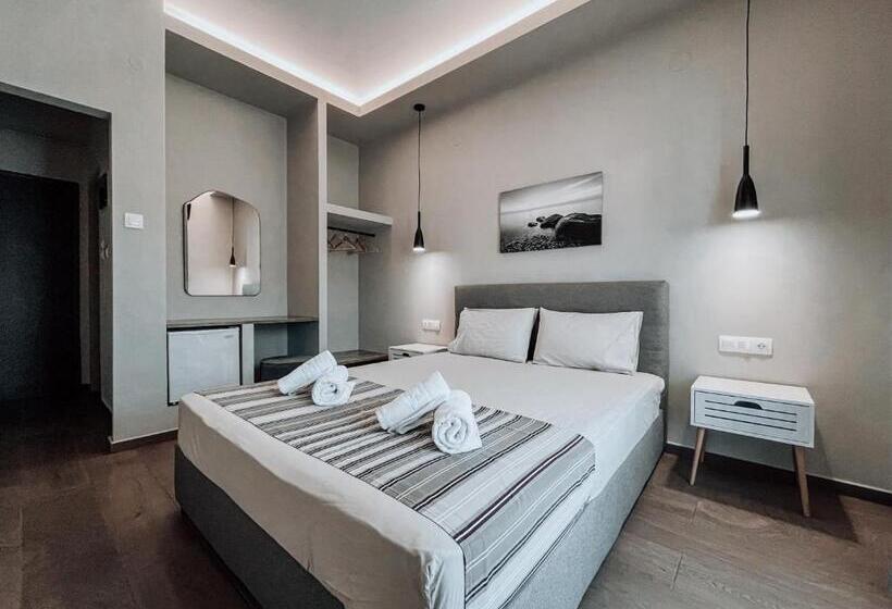 اتاق لوکس با چشم‌انداز دریا, Eleni