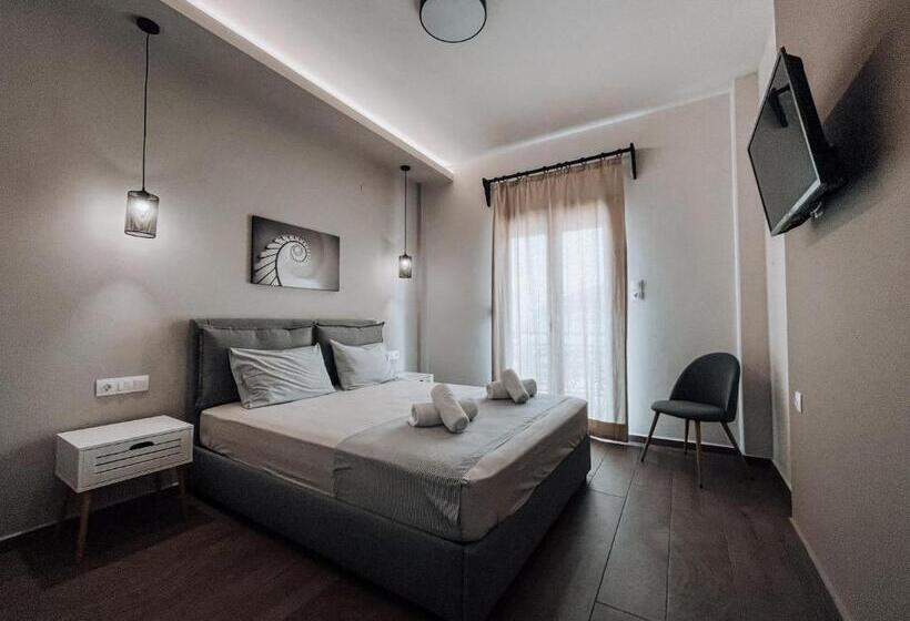 اتاق لوکس با چشم‌انداز دریا, Eleni