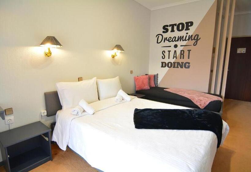 חדר סטנדרט לשלושה, King Alexander