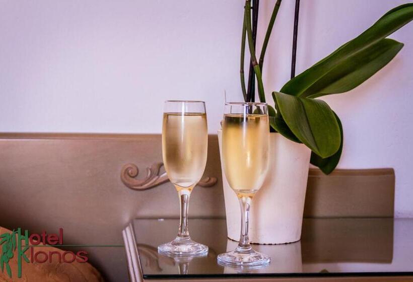 ファミリールーム, Klonos   Kyriakos Klonos