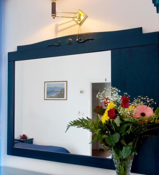 ファミリールーム, Klonos   Kyriakos Klonos