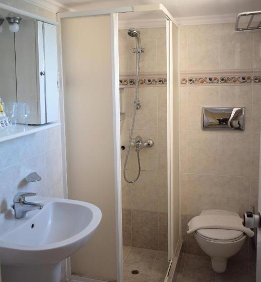 ファミリールーム, Klonos   Kyriakos Klonos