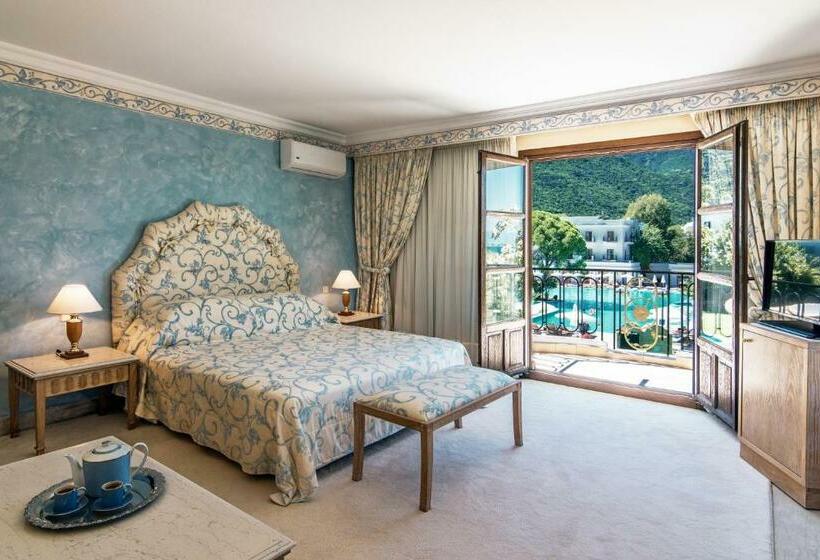 חדר משפחתי, Mitsis Galini