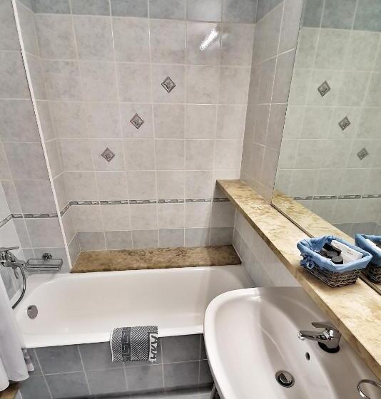 غرفة قياسية فردية, Noufara