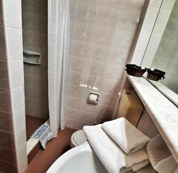 غرفة عائلية, Noufara