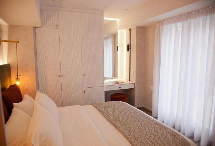 جناح جونيور, Noufara