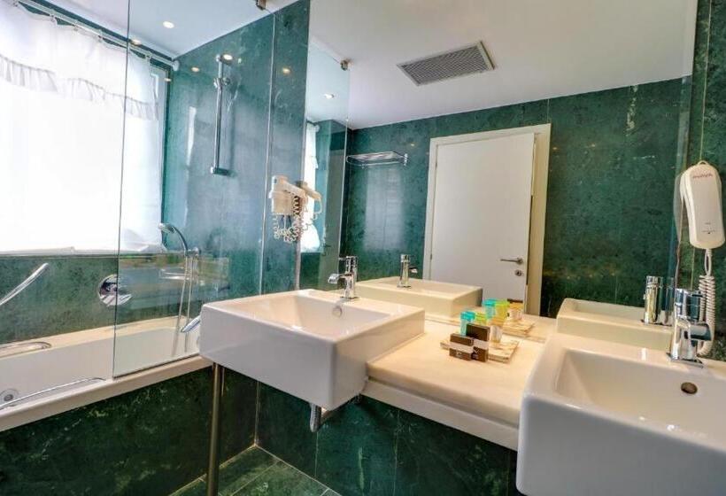 جناح, Olympian Bay Grand Resort