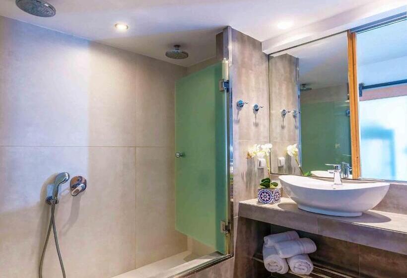 סוויטה משפחתית, Petra Mare