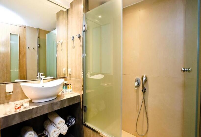 סוויטה נוף להרים, Petra Mare