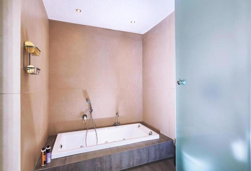 Family flat with sea view, Petra Mare