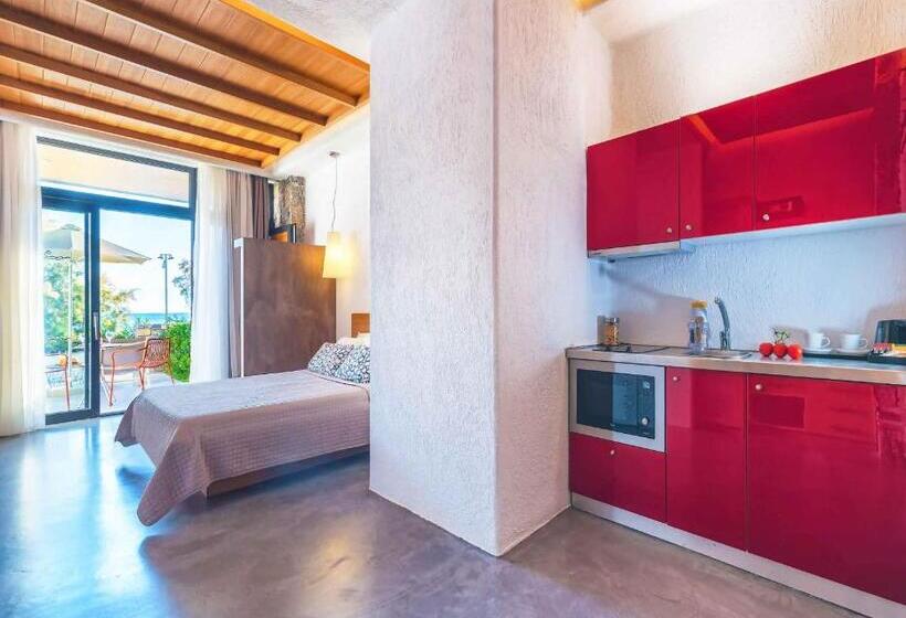 Family flat with sea view, Petra Mare