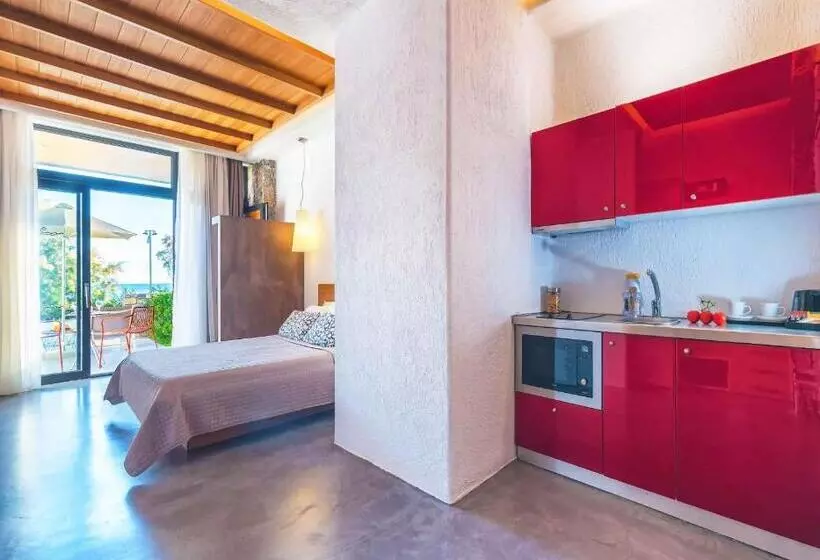 Family flat with sea view, Petra Mare