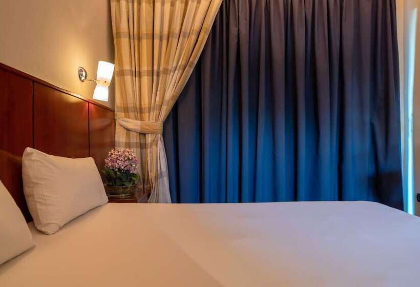 חדר אקונומי, Pines