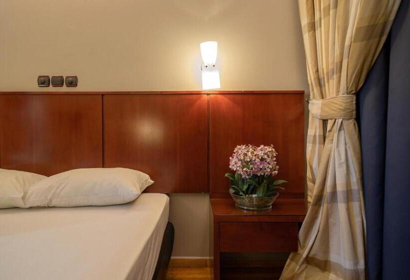 חדר אקונומי, Pines