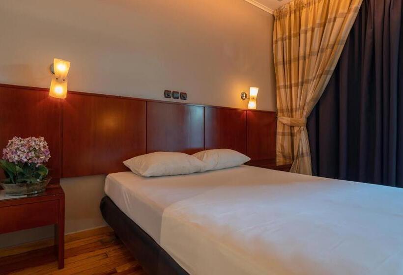 חדר אקונומי, Pines