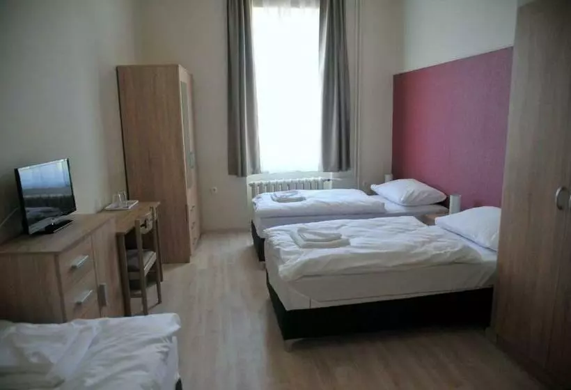 デラックストリプルルーム, Piros Arany Panzió Kalocsa