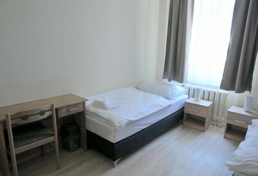 デラックスの４人部屋, Piros Arany Panzió Kalocsa