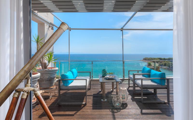 جناح جونيور, Tropical