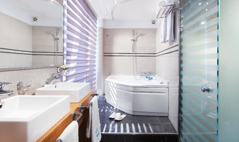 جناح جونيور, Tropical