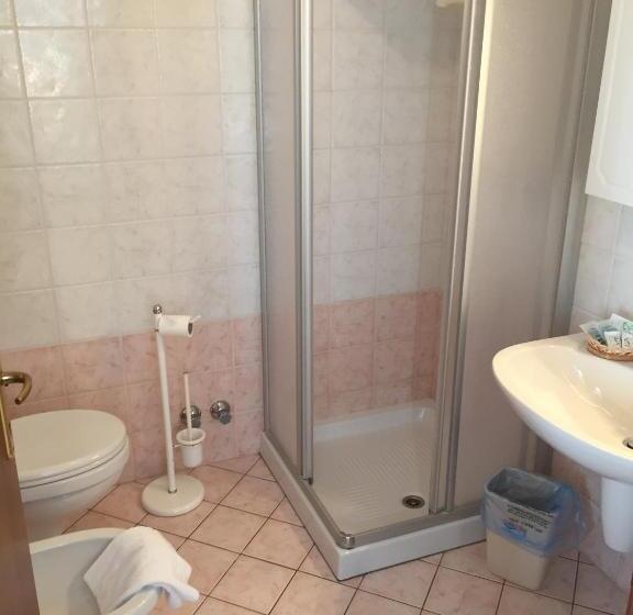 غرفة قياسية ثلاثية, Alle Rose